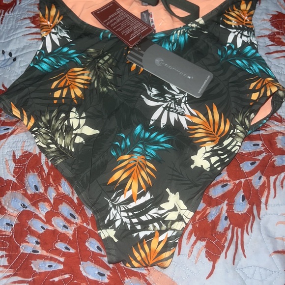 Swimsuit - Picture 7 of 10